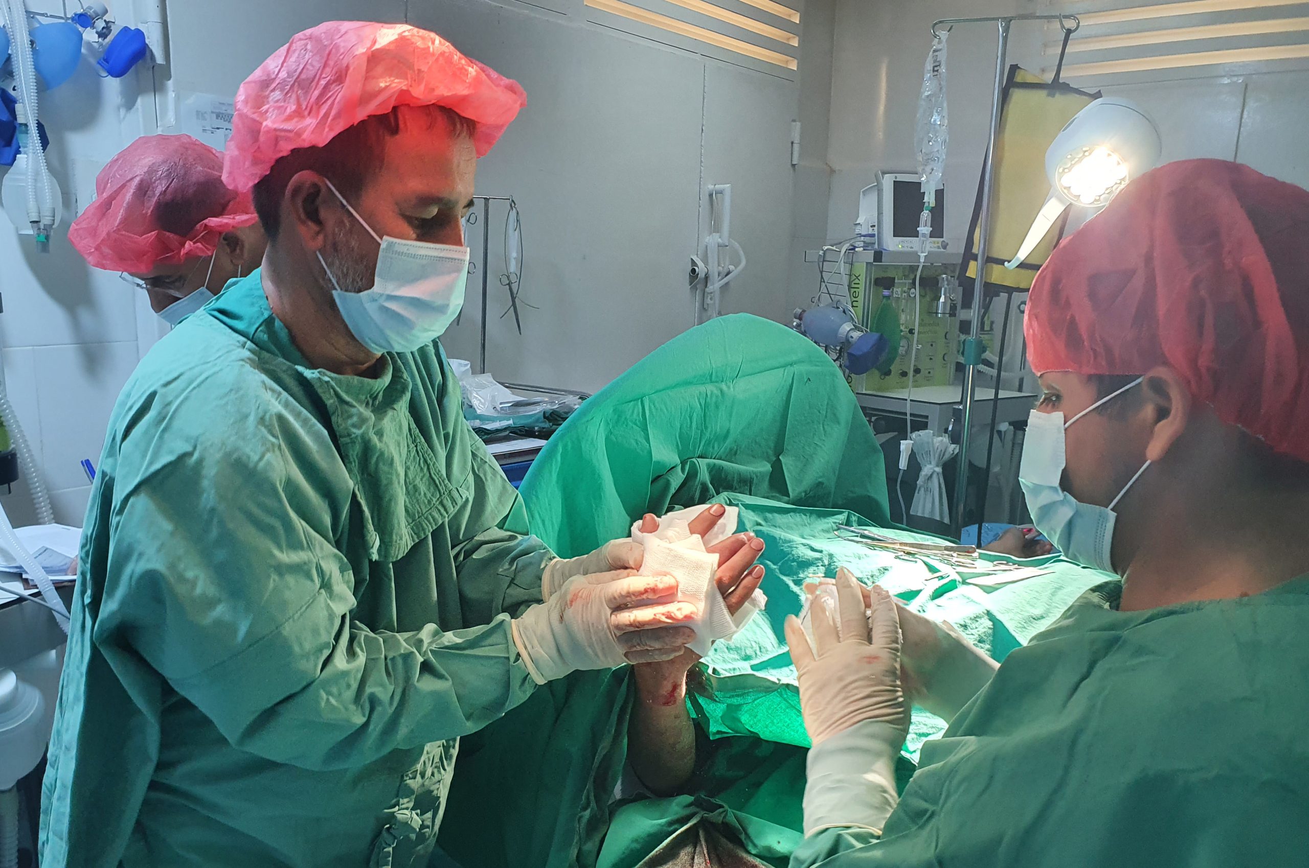 Les équipes chirurgicales de MSF opèrent un patient blessé dans les combats à Kunduz au centre de traumatologie de MSF à Kunduz. Afghanistan, août 2021.