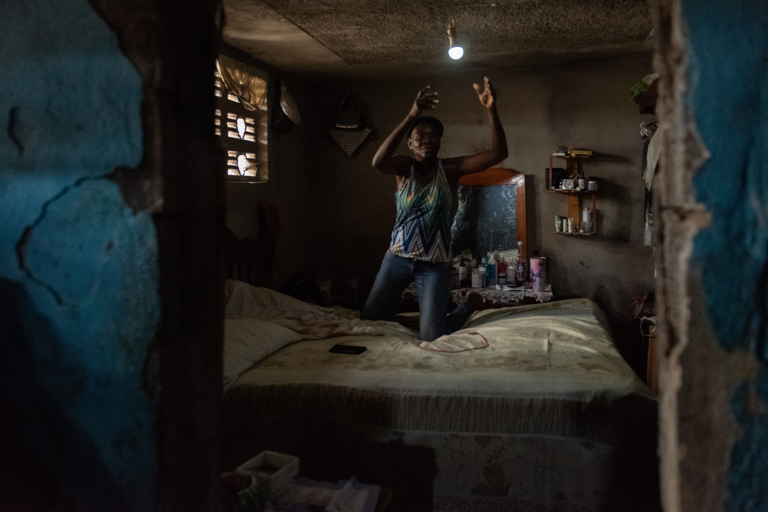 Mireille, infirmière auxiliaire qui travaille dans la clinique mobile de MSF deux fois par semaine, vit en haut d’une colline avec vue sur la mer