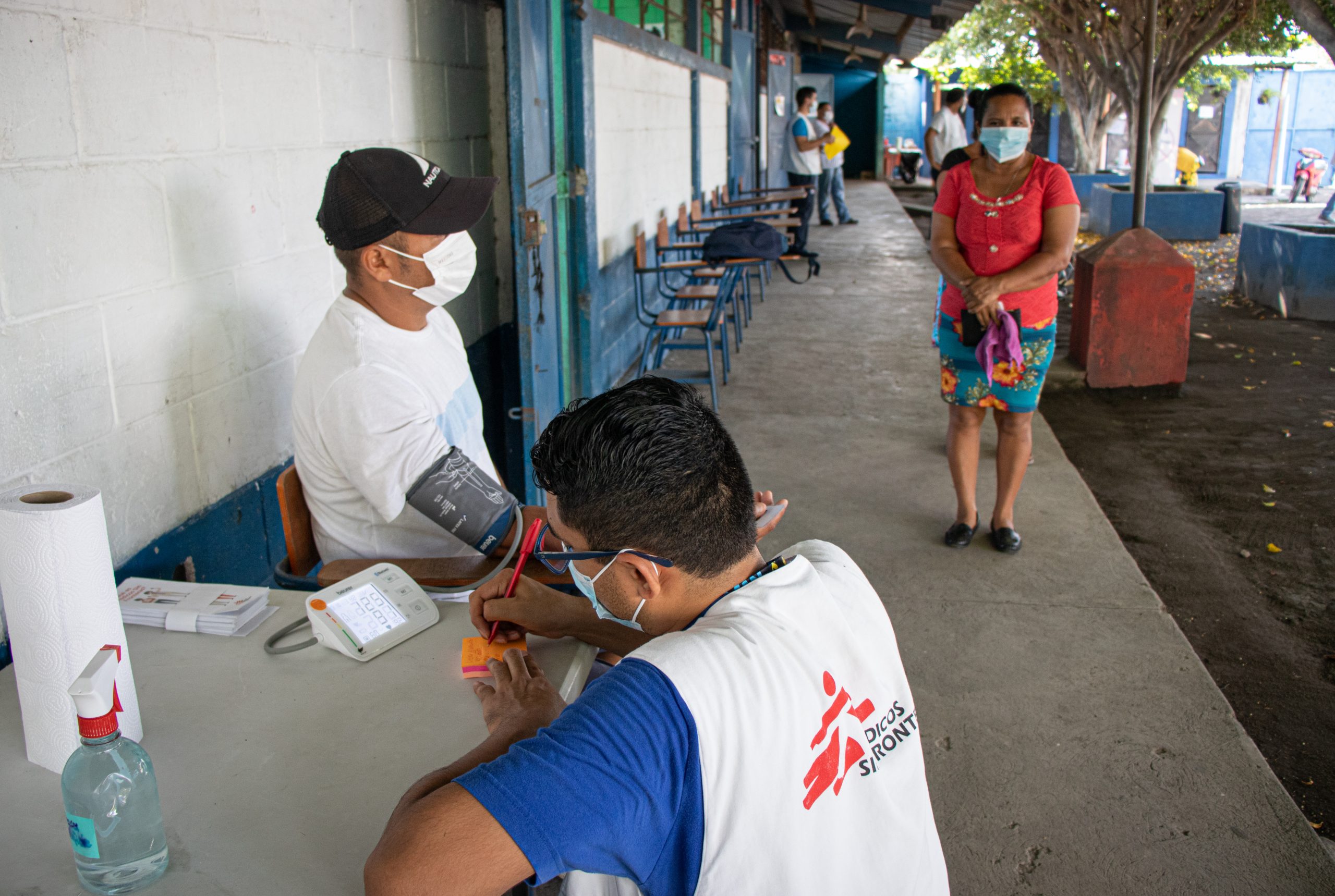 MSF offre des services de dépistage (tests rapides et de laboratoire), des diagnostics et des soins médicaux directs aux communautés et dans les centres de santé des municipalités de La Gomera, La Democracia et Sipacate.
