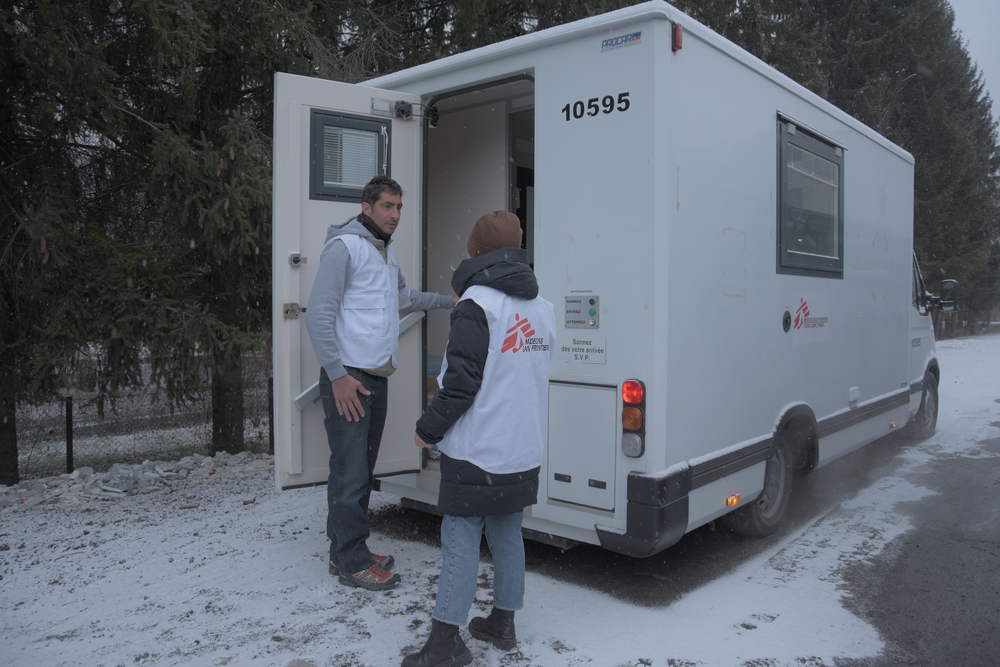 MSF a envoyé des unités mobiles en Ukraine pour fournir une assistance médicale aux personnes qui tentent de se rendre en Pologne pour fuir la guerre.