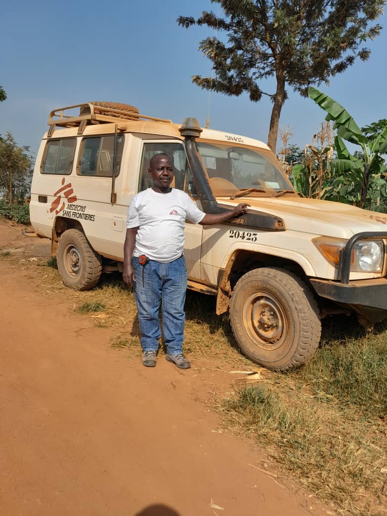 Bonnet Kamate Kihugo debout devant une voiture MSF