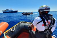 Membre du personnel de MSF sur un radeau