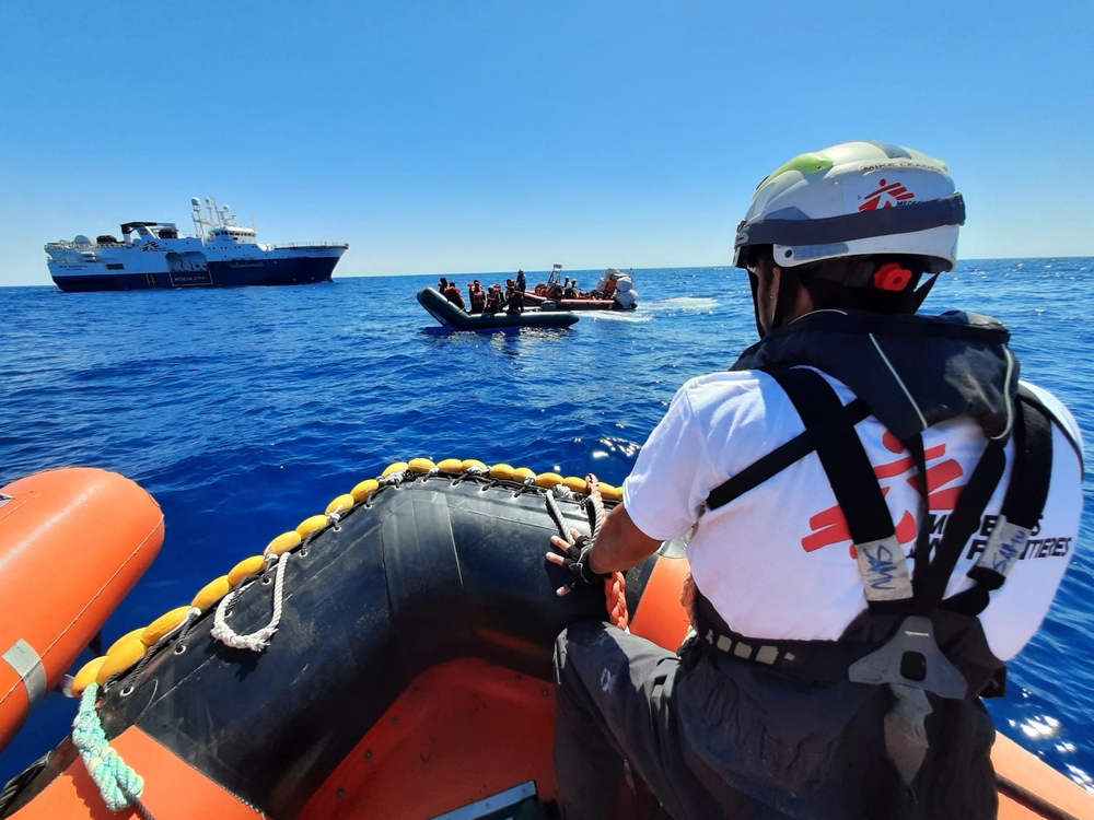 Membre du personnel de MSF sur un radeau