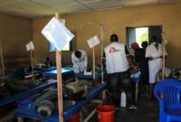 Équipes médicales prenant en charge les patients suspectés de choléra dans le centre de traitement du choléra.
