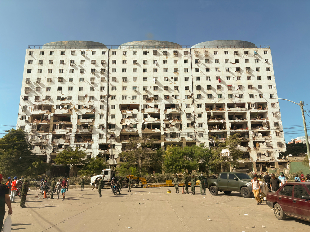 Vue d’un immeuble endommagé lors des séismes du 24 juin à La Guaira, au Venezuela. Les murs de façade de plusieurs étages se sont écroulés, laissant entrevoir l’intérieur des appartements.  