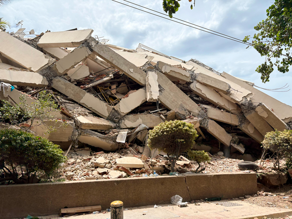 Vue des décombres et de la structure de béton détruite d’un immeuble qui s’est effondré lors des séismes du 24 juin à La Guaira, au Venezuela.