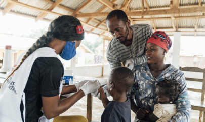 Une employée MSF soumet un garçon à un test de dépistage du paludisme, l'une des maladies les plus meurtrières pour les enfants de moins de cinq ans en Sierra Leone.