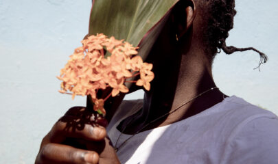 Une jeune femme de dix-huit ans pose pour un portrait au centre de soutien Tongolo de MSF. République centrafricaine, 2020.