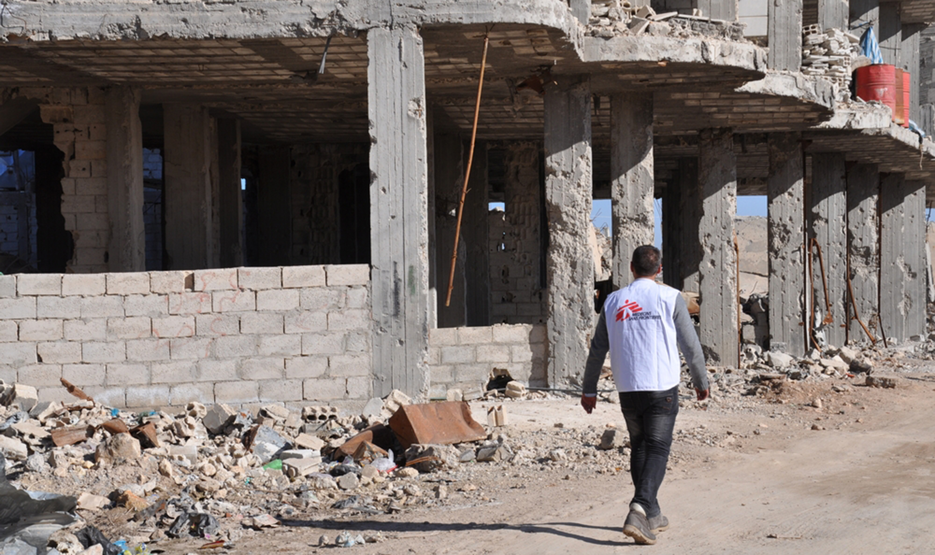 Un membre du personnel de MSF passe devant un bâtiment détruit dans le conflit, Kobané, le 23 janvier 2017.